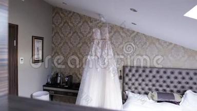 象牙花边连衣裙粉彩色调为女孩。 为新娘准备好漂亮的白色婚纱。 令人惊叹的婚纱礼服
